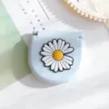 Kit de couture mini portable, boîtier pliante bleu clair avec marguerite blanche pour voyage. - Marguerite