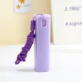 Tragbare Reise Sprühflasche für Kosmetik und Desinfektion mit violettem Trageband. - Umhängeband / Lila