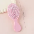 Mini brosse à cheveux rose avec picots blancs, peigne de massage portable pour enfants et femmes. - Brosse pneumatique rose clair