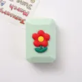 Süße grüne Kontaktlinsenbox mit roter Blume, tragbares Doppelbox Reise-Set für Linsen. - Weichgummi-Modell / Grün Blumig
