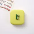 Leuke gele vierkante contactlensdoos met 3D-cartoondinosaurus, draagbare lenshouder. - Dinosaurus