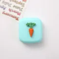 Leuke vierkante contactlensdoos met een leuk 3D-wortelontwerp, draagbaar en handig in gebruik. - Blauwe doos wortel