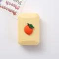 Étui à lentilles de contact jaune mignon avec breloque orange 3D, mini double boîte portable pour les yeux. - Modèle en résine / Oranges sur fond jaune