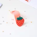 Schattige cartoon autostoelhaak met roze lichaam en aardbei decoratie om netjes op te hangen. - Aardbei