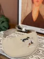 Nylon Dumpling Umhängetasche mit niedlicher Katzenstickerei, vielseitige Umhängetasche. - Cremeweiße Katze