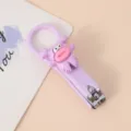 Niedlicher Cartoon Puppen Klapp-Nagelknipser mit spritzgeschütztem Design und Maniküre-Werkzeug. - Lila Ganzkörper-Großmaul