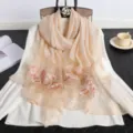 Elegante bufanda de seda color champán con exquisito bordado floral y detalles de cuentas. - Blanco Roto