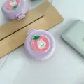 Pettine per capelli rotondo pieghevole mini coniglio carino, spazzola cuscino viola. - Coniglietto fragola su sfondo viola