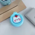 Mini spazzola per capelli rotonda pieghevole portatile con simpatico orsetto e fragola, blu. - Orso fragola su sfondo blu