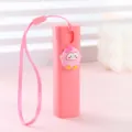 Bellissimo spruzzatore mini portatile con cordino e ciondolo cartoon per cosmetici. - Modello con cinturino da polso - piccolo pinguino / 10ML