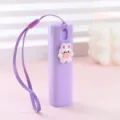 Mini flacone spray da viaggio portatile con simpatico ciondolo coniglio e cordino viola. - Modello con cinturino da polso - piccolo coniglio / 10ML