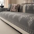 Variante de housse de canapé bohème en chenille avec des motifs ethniques géométriques vintage. - Housse de coussin décoratif / 45x45cm / Gris clair