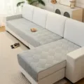 Grauer gesteppter Anti-Rutsch Sofa-Sitzbezug für Ecksofa Wohnzimmer Heimtextilien Stile - Youman-Stil / 70x70cm / Hellgrau