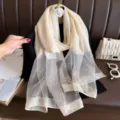 Eleganter beiger transparenter langer Schal mit Perlen Strass Blumen Muster für Herbst. - Beige