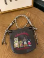 Grauer Kordelzug Schultertasche mit niedlichen bestickten Hunden und dickem Seilriemen Alltag. - Dunkelgrau Hundestickerei