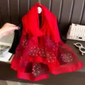 Roter Kunstseidenschal mit Perlenbesatz und Blumenmuster, elegantem Damenschal. - Rot