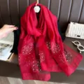 Écharpe en soie artificielle rouge avec détails de perles florales pour femmes. - Rouge Foncé