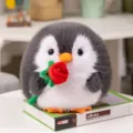 Mignon pingouin en peluche gris et blanc tenant une rose rouge, doudou souple cadeau pour enfants. - Gris avec rose
