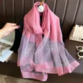 Détail d'écharpe en soie artificielle transparente rose, châle fleuri perlé élégant. - Rose