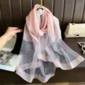 Foulard rose effet soie élégant avec délicats motifs floraux en perles, accessorio polyvalent. - Rose Clair
