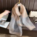 Foulard en imitation soie avec motif floral perlé, châle univoque élégant pour femmes. - Chameau