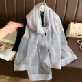 Écharpe en soie grise élégante avec perles et motif floral en strass brillant. - Gris clair