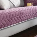 Gemütlicher winterlicher Plüsch Sofabezug in lila mit Textur für gemütliches Wohnzimmer - Stuhlkissen 45*45 / Warm Winter Wald - Lila