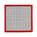Detailansicht quadratisches Seidentuch mit geometrischem Muster, Ahornblatt und rotem Rand. - 90FJ12