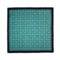 Detailansicht des luxuriösen Retro-Seidentuchs mit geometrischem Muster in Türkis und Schwarz. - 90FJ13