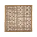 Detailansicht des quadratischen Vintage-Schals mit geometrischem Print und sauberer Kante. - 90FJ14