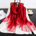 Roter transparenter Seidenschal Detailansicht, elegante Drapierung fuer Damen Accessoire. - Rot
