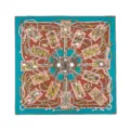 Vista dettagliata di un lussuoso foulard in seta vintage con carte da gioco e stampe di animali. - 90FJ15