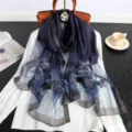 Dunkelblauer Seidenschal mit exquisiter Blumenstickerei und glänzendem Rand für elegante Damenmode. - Marineblau