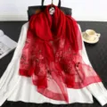 Eleganter roter Seidenschal für Damen mit zarter Blumenstickerei und langem Design. - Burgunderrot