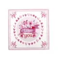 Primer plano detallado del pañuelo de seda rosa con corazones de acuarela y cinta floral. - XFJ61