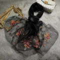 Eleganter schwarzer, transparenter Seidenschal mit Vintage-Blumenstickerei, luxuriöser Modeschal. - Über 185 cm / Schwarz
