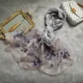 Exquisites Maulbeerseide bestickter Schal mit zartem Blumenmuster und Perlen, eleganter Tuch. - Über 185 cm / Hellgrau