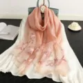 Eleganter rosafarbener Seidenschal mit zarter Blumenstickerei für Damen Schick. - Rosa