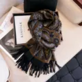 Detailansicht des eleganten Paisley Jacquard Schals mit klassischen Fransen im Winter. - Schwarz