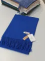 Blauer Winter Kaschmir-Gefühl Fransen Schal Detailansicht mit weicher Textur und Etikett. - Klein-Blau