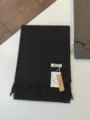 Einfarbiger Winterschal aus Kunstkaschmir mit Fransen, feiner Textur und angenehmem Griff. - Schwarz