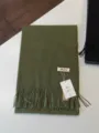 Einfarbiger Kunst-Kaschmir Schal mit Fransen, winterlicher warmer Damen-Schal Detailansicht. - Armeegrün