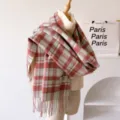 Detailansicht des Retro Karos Schals mit Fransen, kuschelig dicker warmer Winterschal. - Blau-rosa Karomuster mit Fransen / 195x65cm