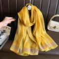 Damen gelber langer Gassenschal Herbst Winter Mode Imitation Seide Schal mit eleganten Streifen. - Gold