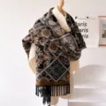 Detailansicht des geometrischen Vintage-Musters warmer Winter Quasten Schal fuer Damen. - Schwarz