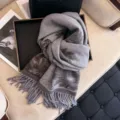 Damen Winter warmer Jacquard Schal, stilvoller grauer Kaschmir-Schal mit Blumenmuster. - Grau