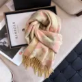 Gemütlicher Schal mit Blumenmuster aus Kaschmir-Imitat mit Fransen, Detailansicht. - Hellbeige