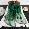 Grüner bestickter Seiden-Woll-Schal Detail, elegantes Blumenmuster Tuch, luxuriöses Accessoire. - Grün