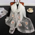 Hochwertiger Seide-Wolle bestickter Schal im Ethno-Stil mit eleganten floralen Details. - Weiß