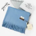 Hellblaue einfarbige Kaschmirschal mit Fransen, eleganter warmer Winterschal Detailansicht. - Blau / 200cm